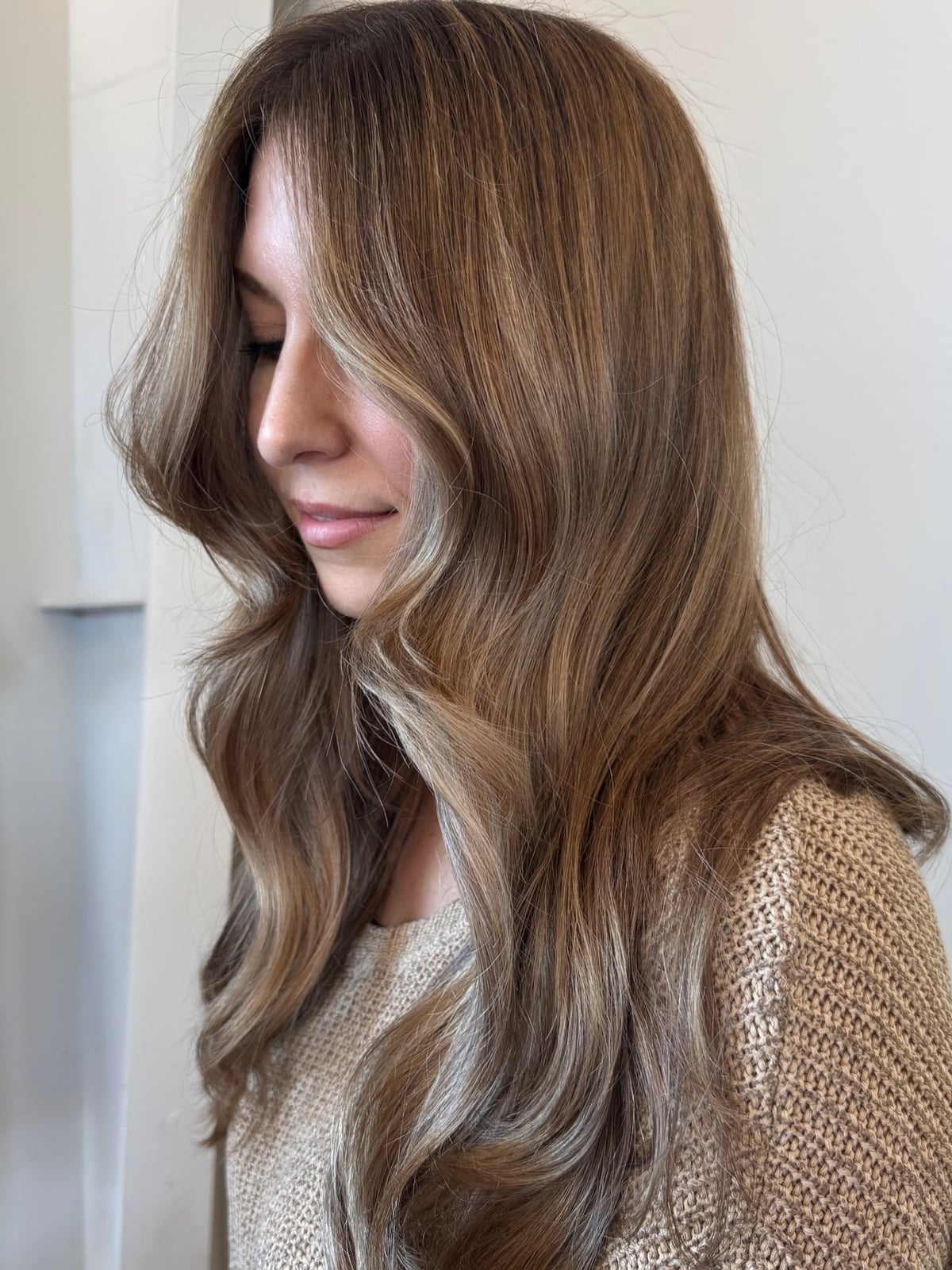 Fine Collarbone Length Medium Blonde With Beige, Close-Up Take — Beige Highlights
