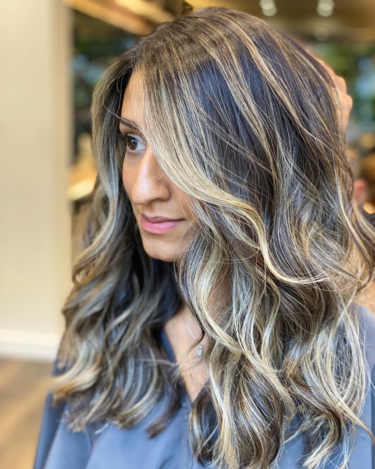 Collarbone Dark Brown With Face-Framing Beige Highlights