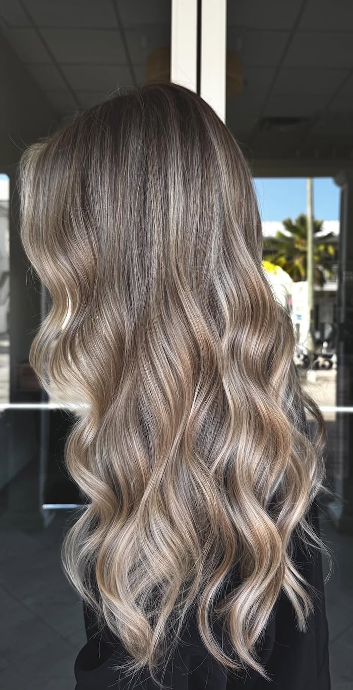 Mid-Back Mushroom Beige Blonde With Ribbon Highlights — Beige Highlights