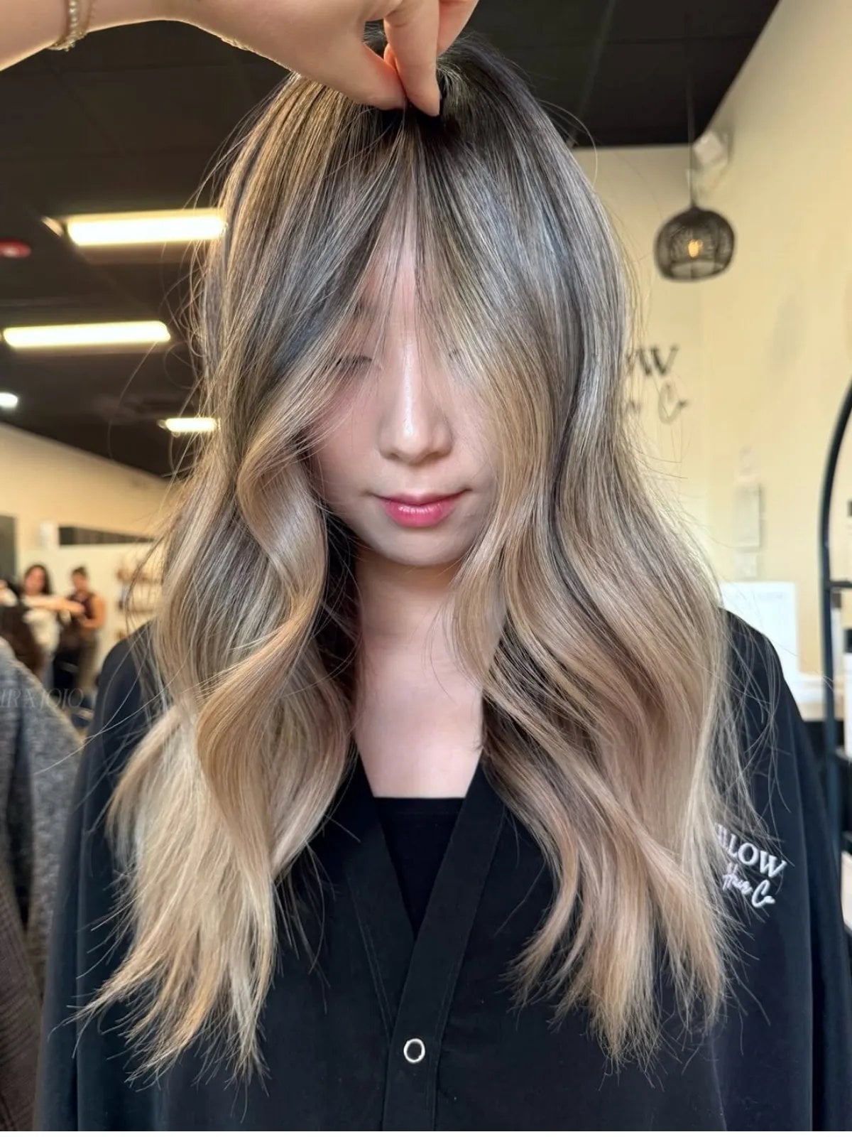 Mid-Back Beige Blonde With Lighter Highlights, Wavy — Beige Highlights