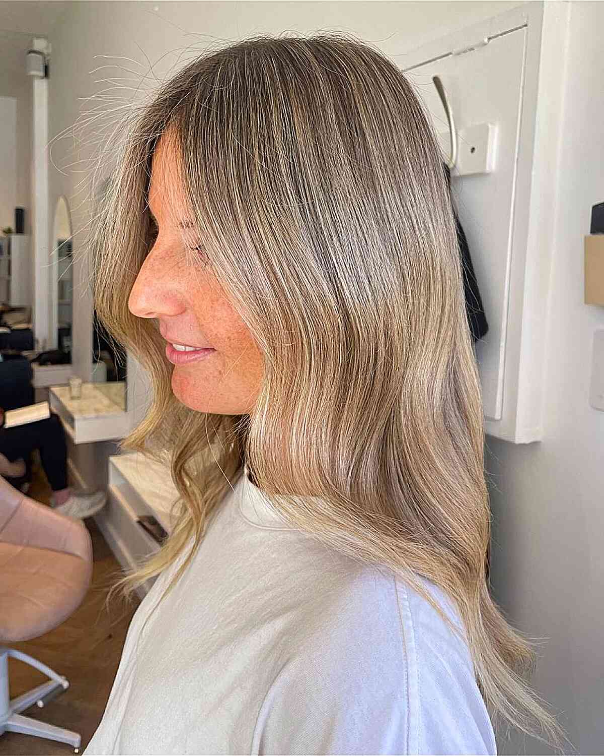Collarbone Beige Blonde With Face-Framing Layers, Close-Up Take — Beige Highlights
