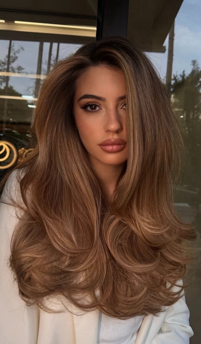Mid-Back With Loose Curls and Glossy Beige Highlights