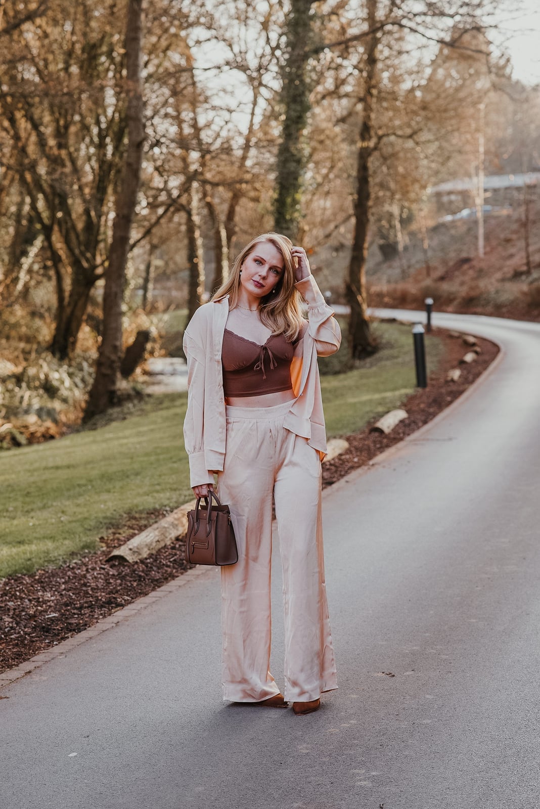 Beige Satin Trousers With Open Shirt — Beige Pants Outfits