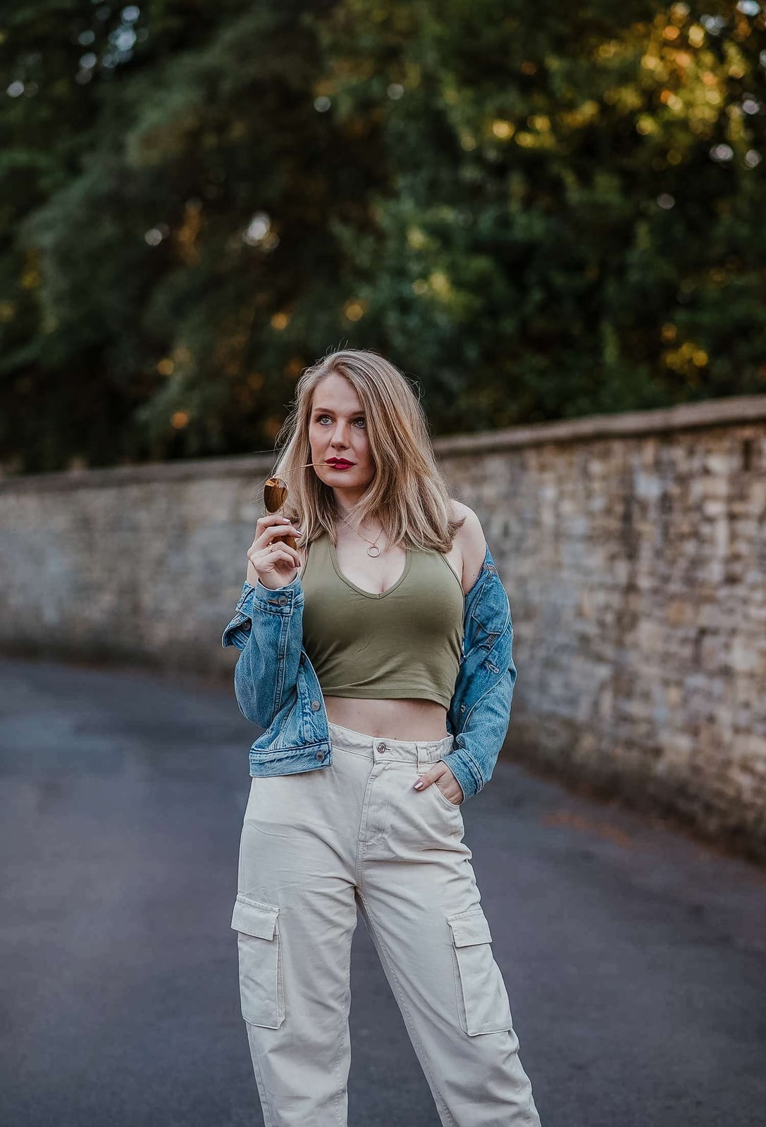 Beige Cargo Pants With Denim Jacket — Beige Pants Outfits