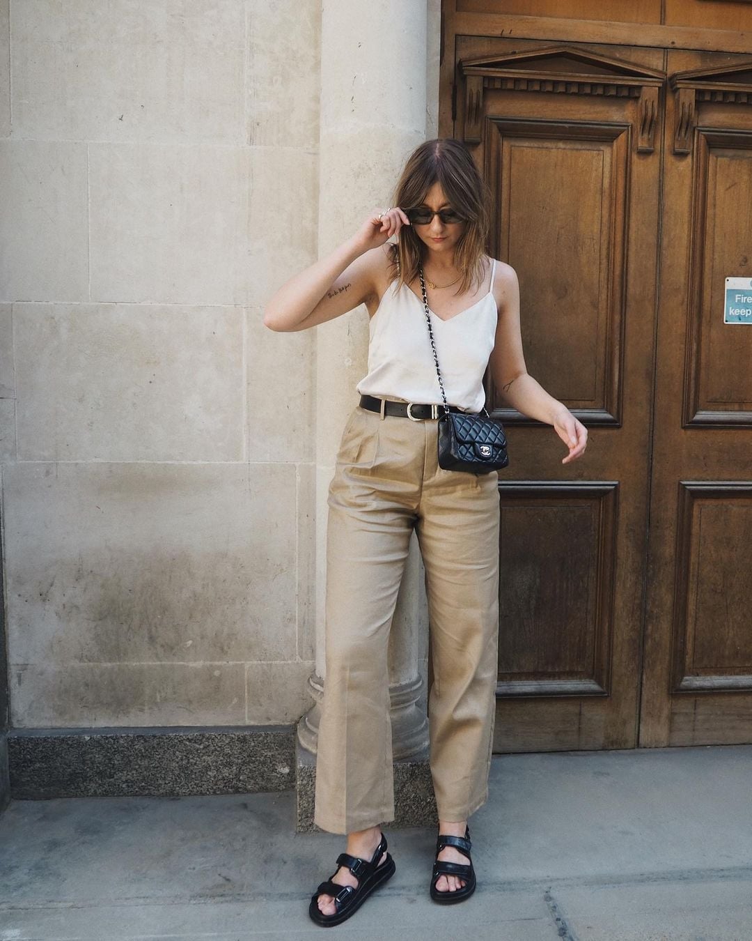 Beige Linen Trousers With White Camisole And Black Belt — Beige Pants Outfits