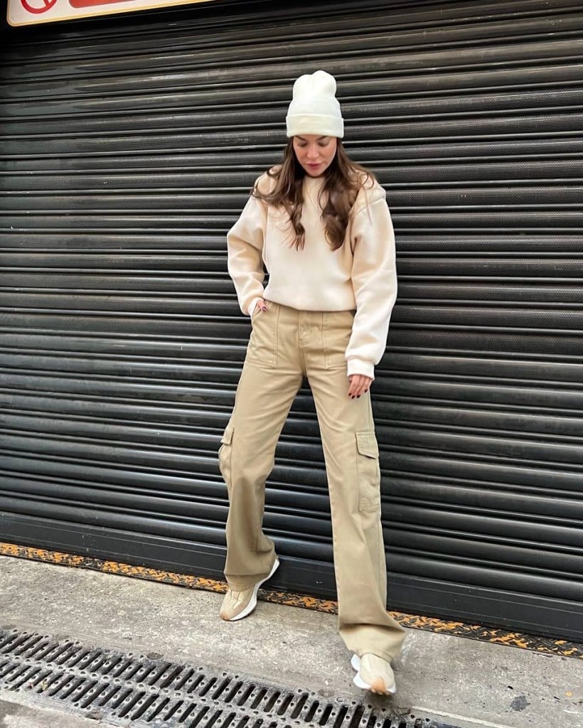 Khaki Cargo Pants With Cream Sweatshirt and White Beanie — Beige Pants Outfits