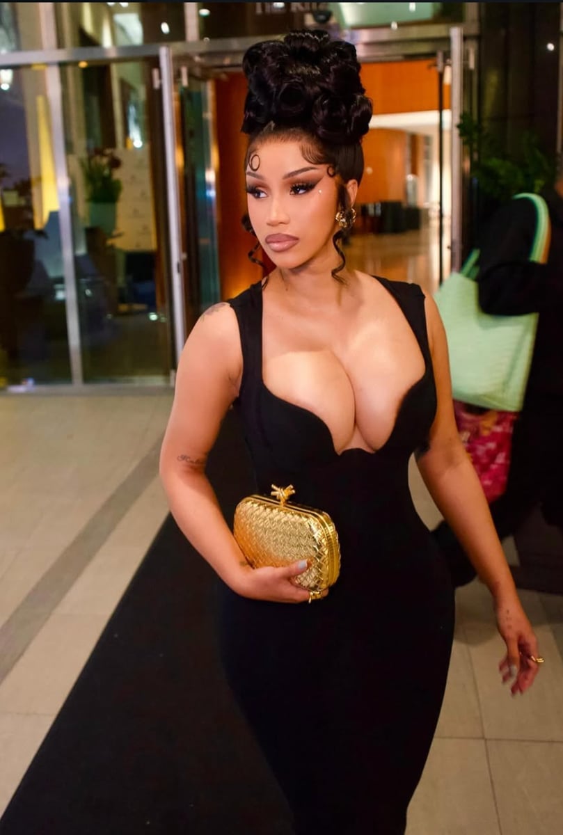 Black Sleeveless Dress with Plunging Neckline — Birthday Outfits Black Women