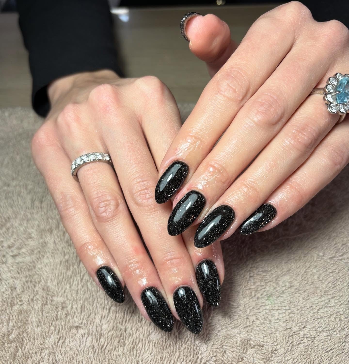 Dense Black Glitter Short Almond Nails Dense Black Glitter Short Almond Nails — Black Almond Nails