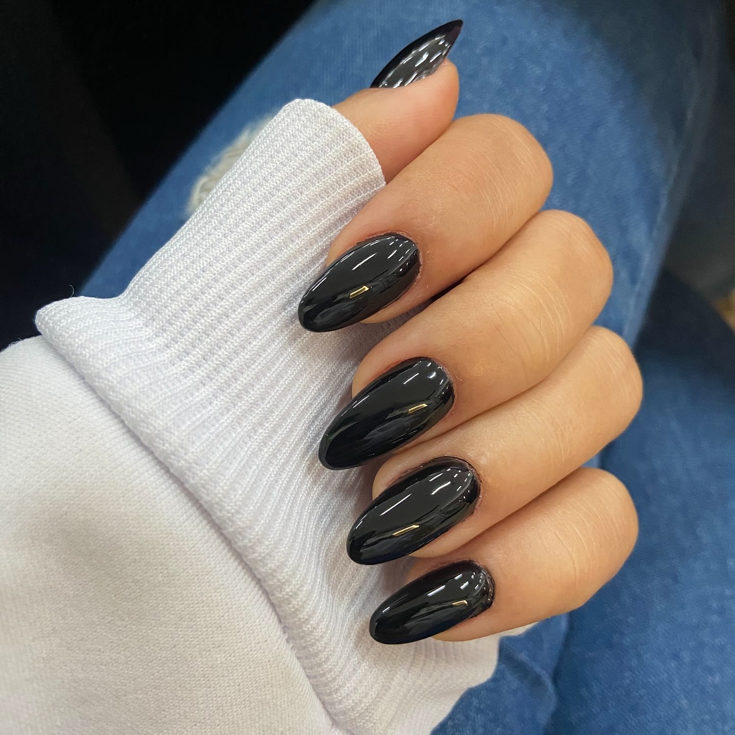 High Gloss Black Medium Almond Nails High Gloss Black Medium Almond Nails — Black Almond Nails