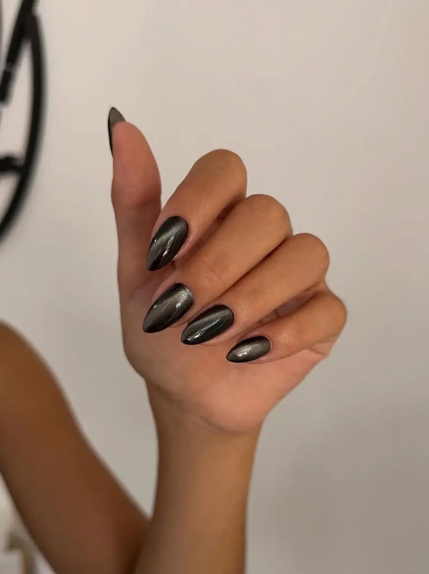 Dark Chrome Cat-Eye Medium Almond Nails Dark Chrome Cat-Eye Medium Almond Nails — Black Almond Nails