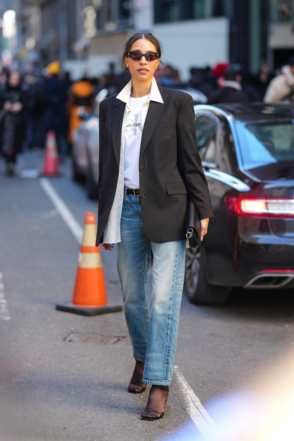 Casual Black Blazer with Jeans and White Shirt Casual Black Blazer with Jeans and White Shirt — Black Blazer Outfit