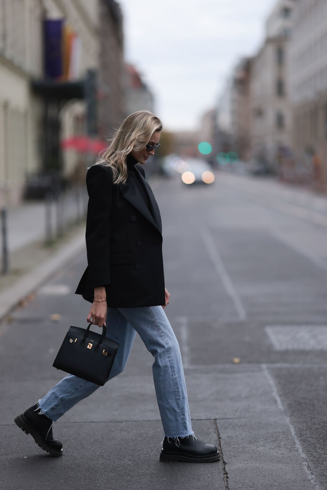 Black Chunky Sole Boots With Wide Leg Jeans And Blazer Black Chunky Sole Boots With Wide Leg Jeans And Blazer — Black Boots Outfit