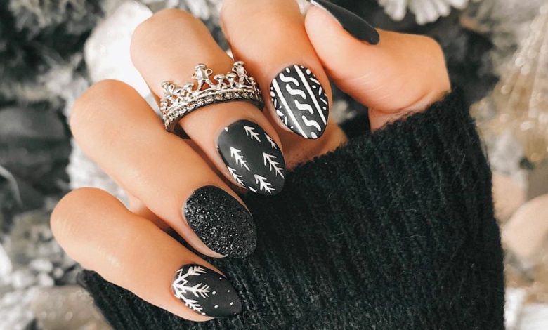 Holiday and Christmas Nail Art Inspiration} - Dressed to Kill