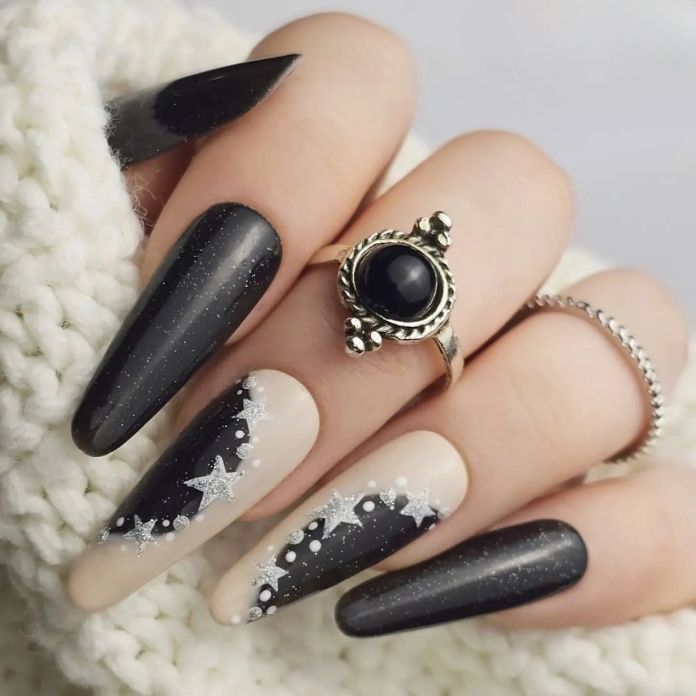 Long Stiletto Beige Black Glitter Stars Long Stiletto Beige Black Glitter Stars — Black Christmas Nails