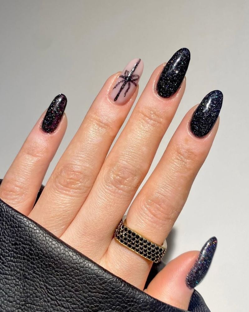 Short Oval Holographic Foil Fireworks Short Oval Holographic Foil Fireworks — Black Christmas Nails