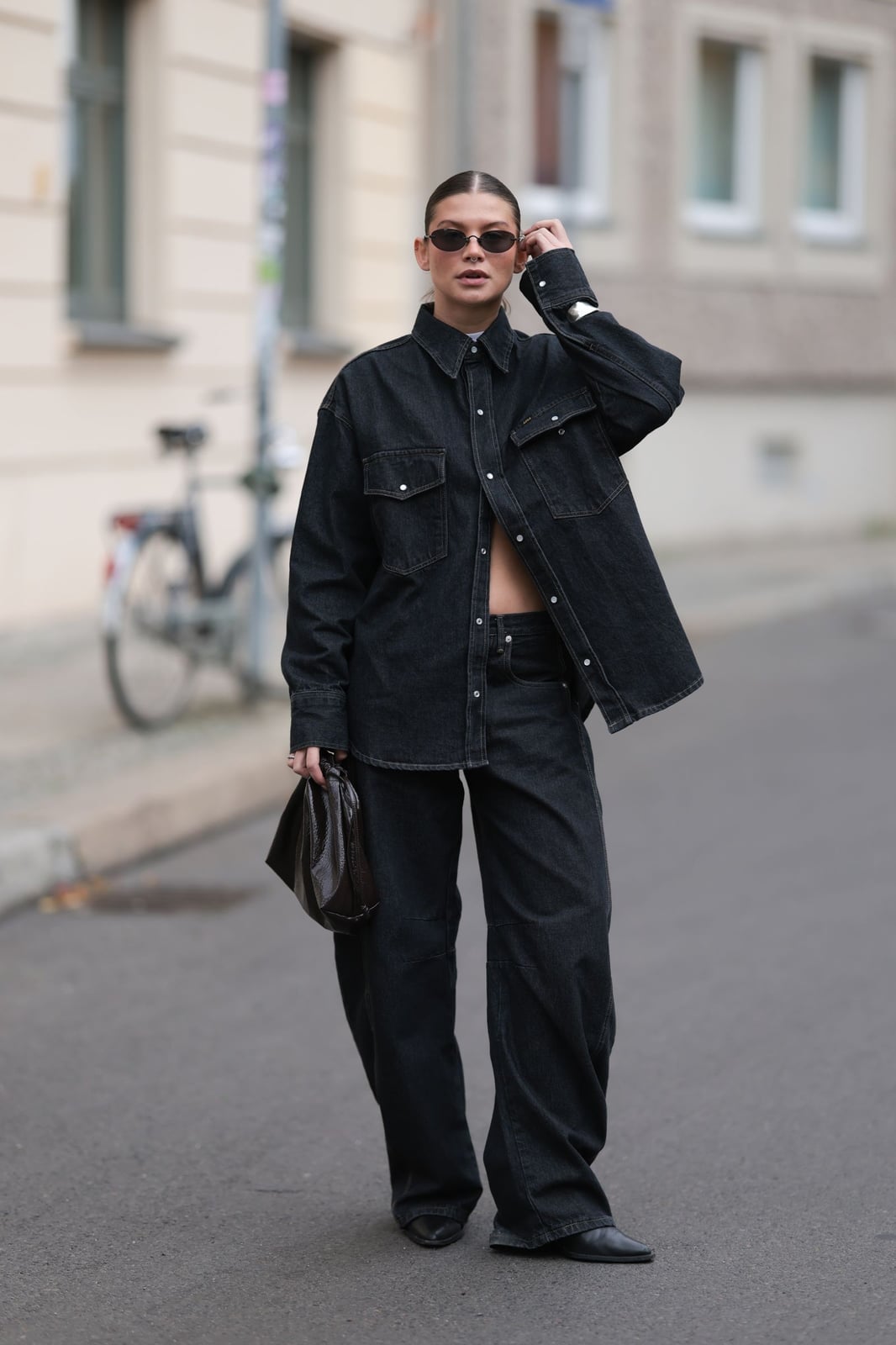 Monochromatic Black Denim Jacket And Jeans Monochromatic Black Denim Jacket And Jeans — Black Denim Jacket Outfit