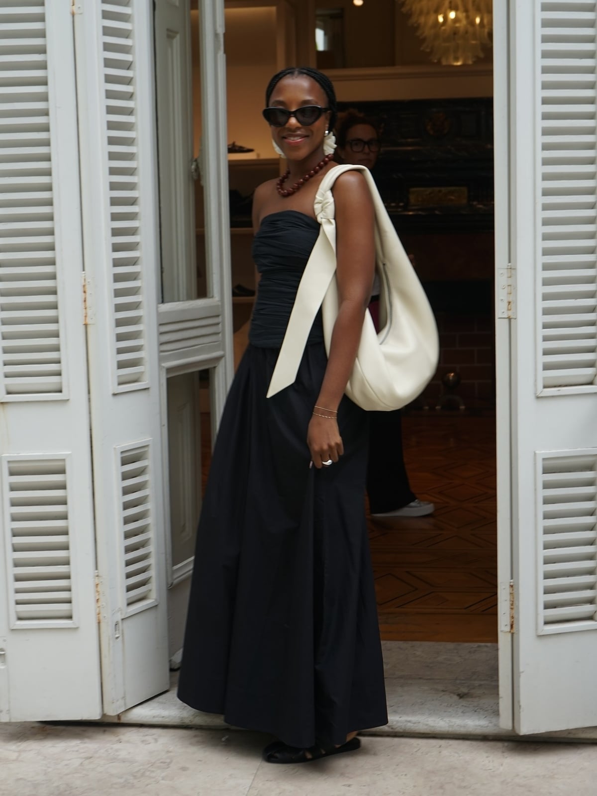 Black Strapless Maxi Dress with Cream Tote Black Strapless Maxi Dress with Cream Tote — Black Dress Outfits
