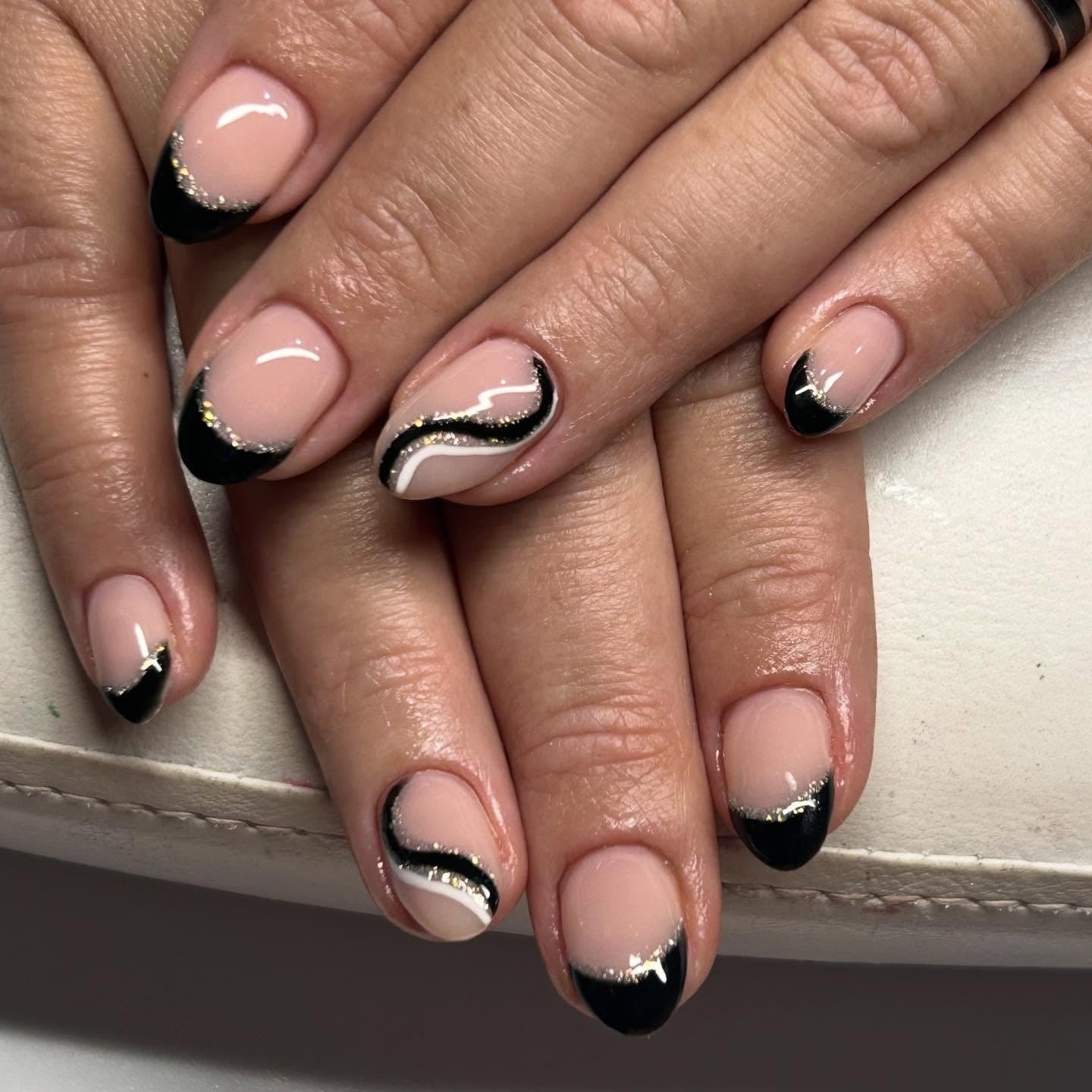 Almond Black French Silver Glitter Line With нюдовая база Almond Black French Silver Glitter Line With нюдовая база — Black French Nails