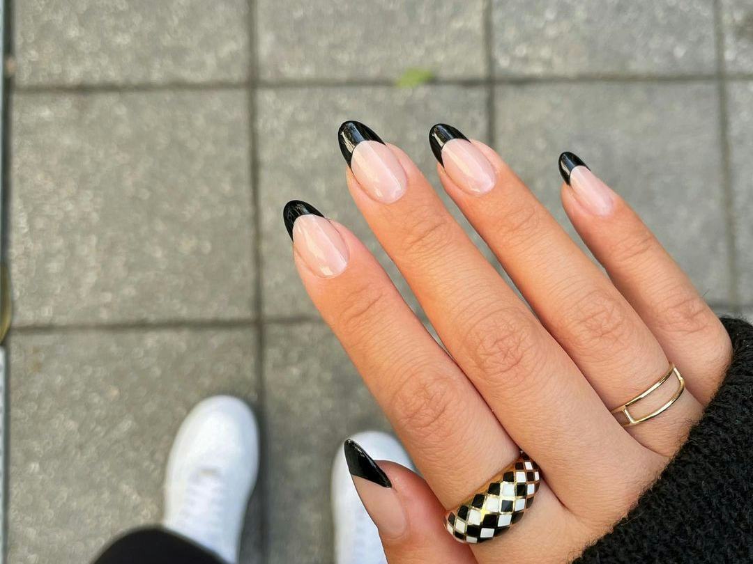 Almond Black French With Gold Rings Almond Black French With Gold Rings — Black French Nails