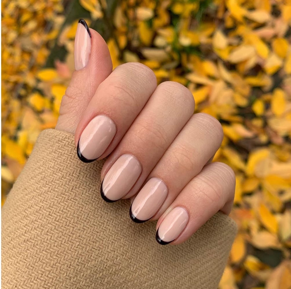 Short Almond Black French Autumn Short Almond Black French Autumn — Black French Nails