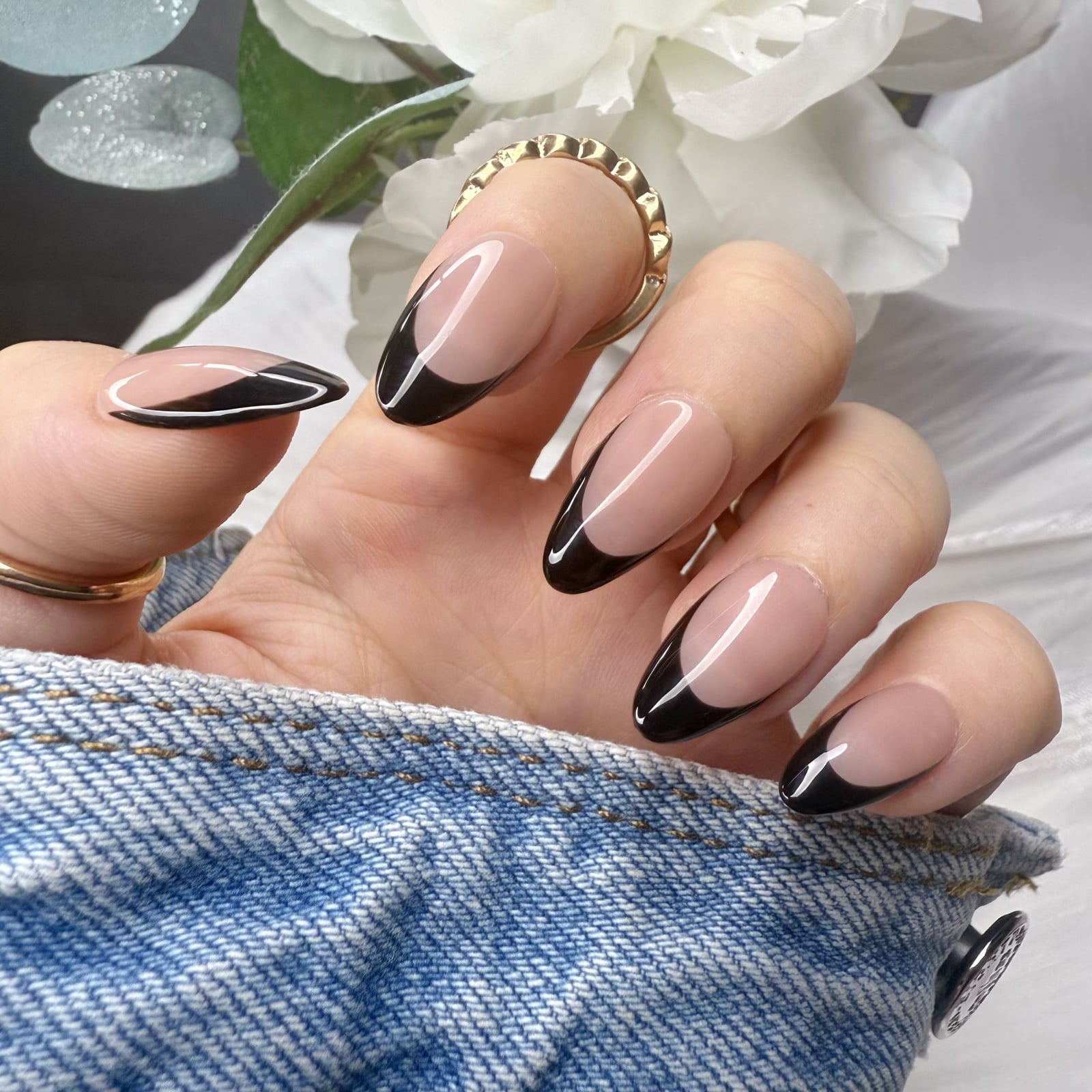 Classic Black French Short Almond Nails Classic Black French Short Almond Nails — Black French Tip Nails