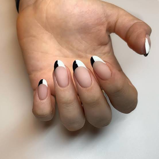 Contrasting Black French Medium Almond Nails Contrasting Black French Medium Almond Nails — Black French Tip Nails