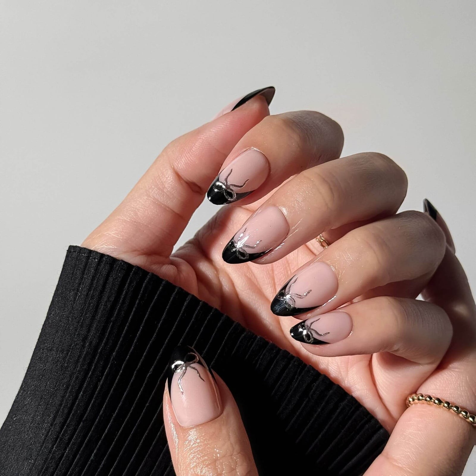 Silver Bow Black French Medium Almond Nails Silver Bow Black French Medium Almond Nails — Black French Tip Nails