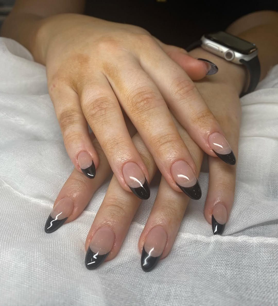 Clean Black French Medium Almond Nails With прозрачная нюдовая база Clean Black French Medium Almond Nails With прозрачная нюдовая база — Black French Tip Nails