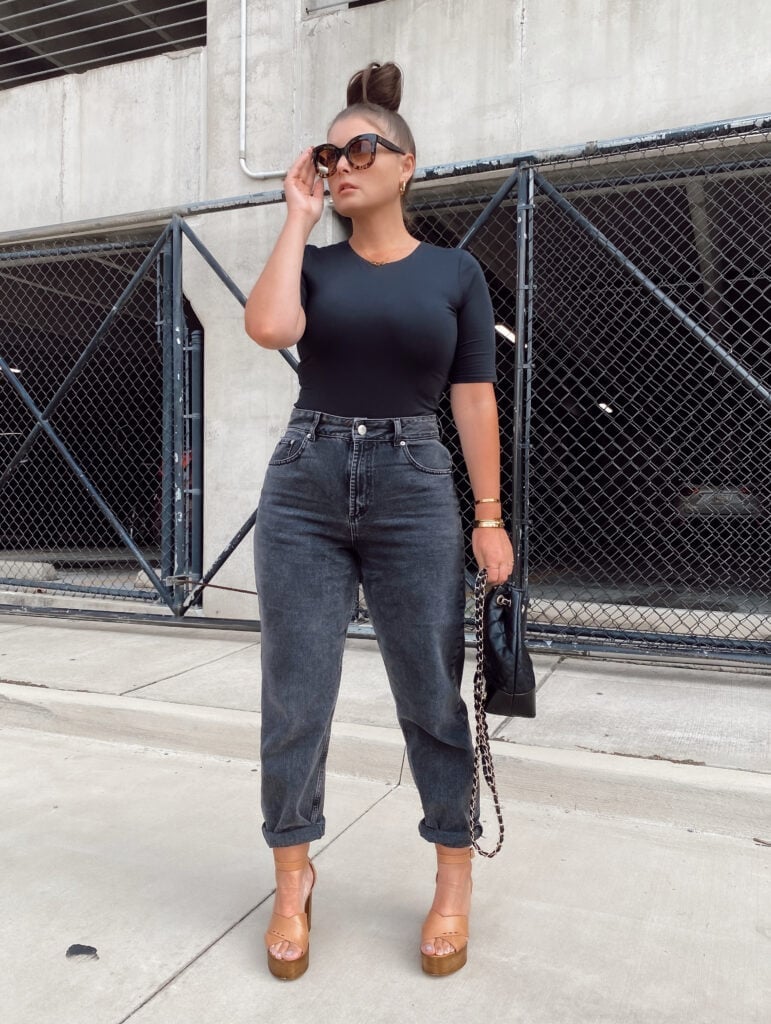 Relaxed Fit Gray Jeans with Platform Sandals — Black Jeans Outfits
