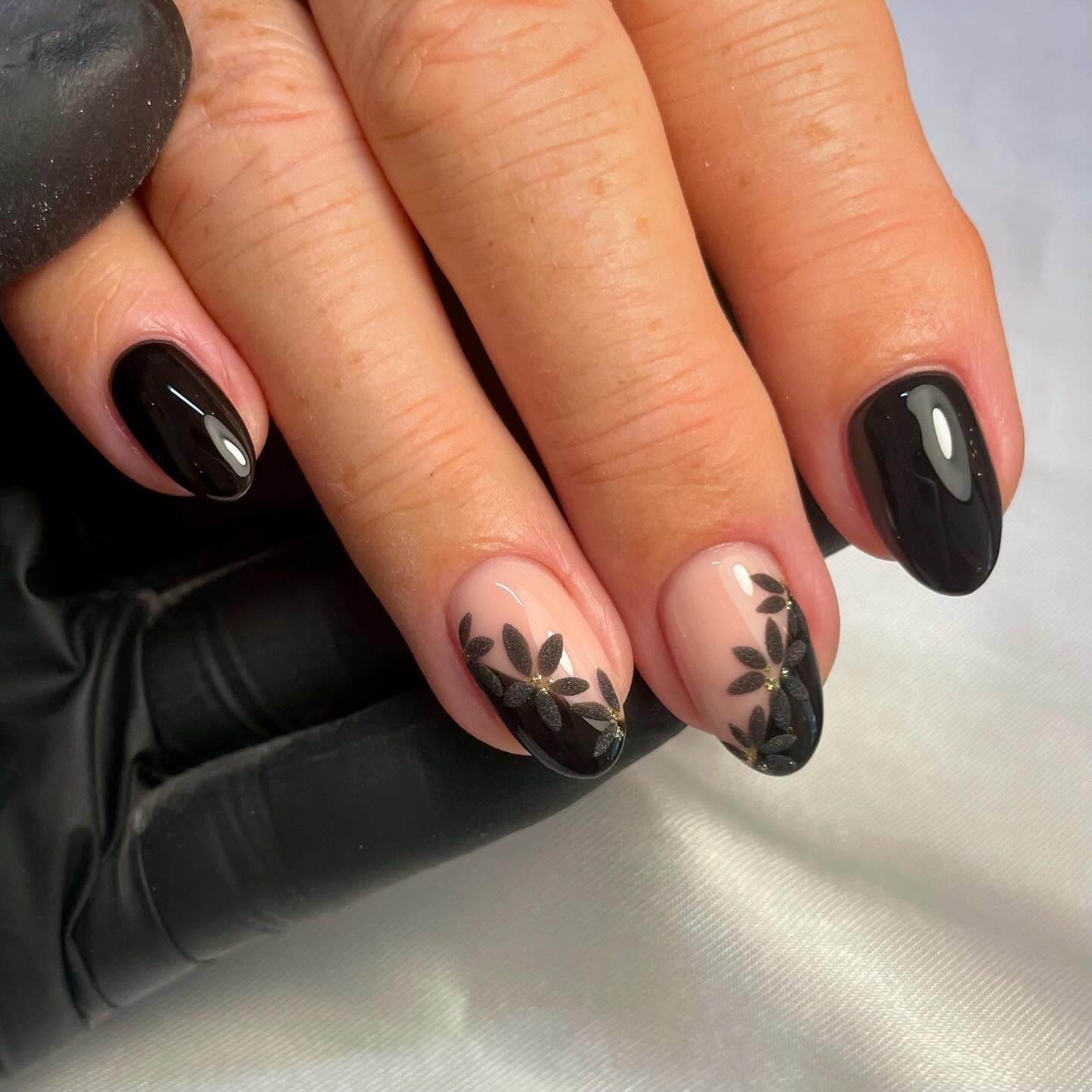 Short Oval Nude Base Black Floral Art Short Oval Nude Base Black Floral Art — Black Nails