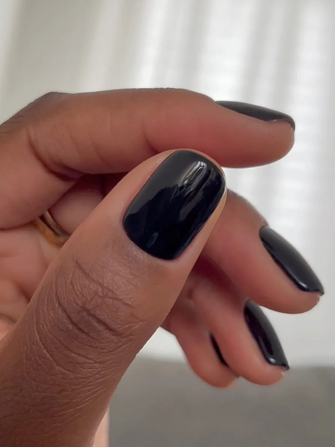 Short Square Glossy Black Nails With Ногти хорошо освещены Short Square Glossy Black Nails With Ногти хорошо освещены
