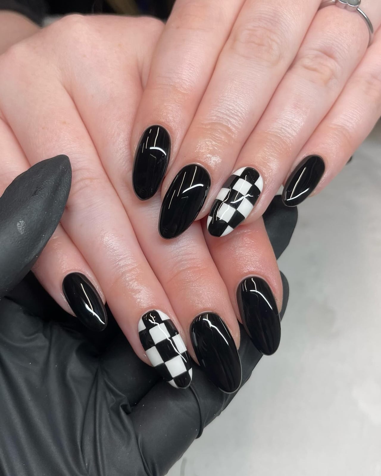 Medium Oval Glossy Black with Chessboard Art Medium Oval Glossy Black with Chessboard Art — Black Nails