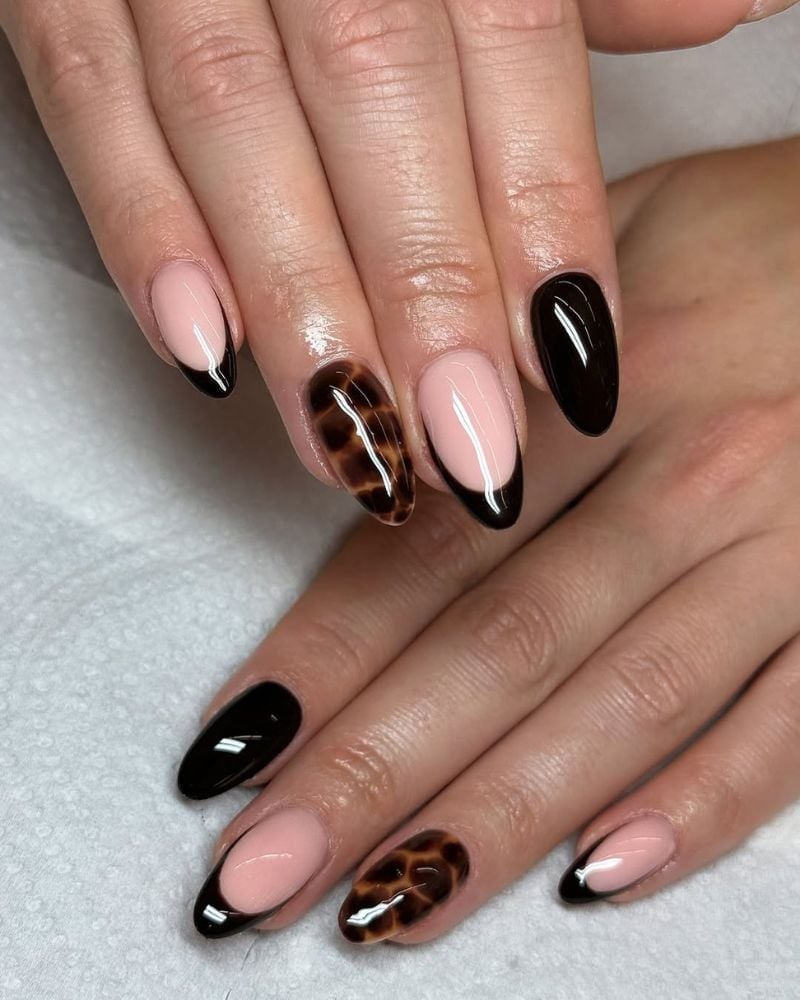 Medium Almond Tortoise Shell Accent Nails Medium Almond Tortoise Shell Accent Nails — Black Nails