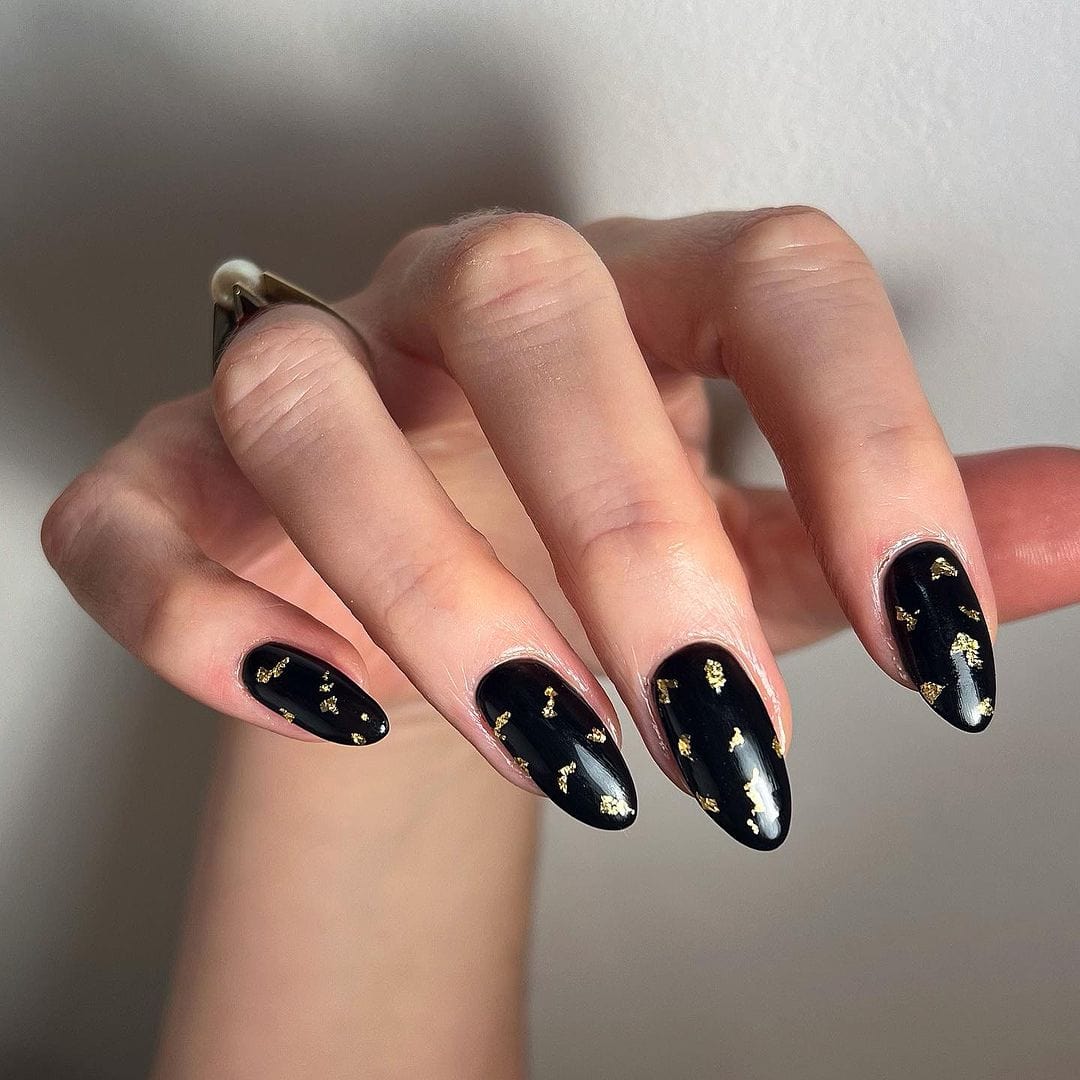 Medium Almond Glossy Black with Gold Foil Medium Almond Glossy Black with Gold Foil — Black Nails