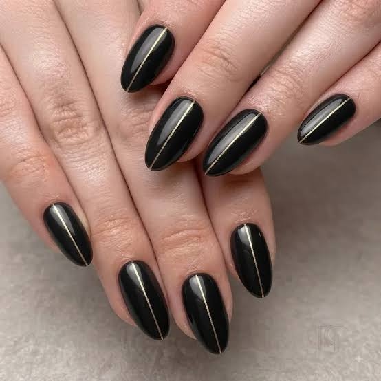 Medium Oval Glossy Black with Gold Stripe Medium Oval Glossy Black with Gold Stripe — Black Nails