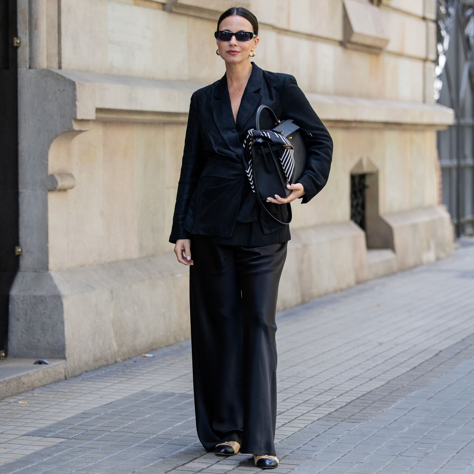 Oversized blazer with wide-leg trousers and scarf bag, Two-Tone Flats Oversized blazer with wide-leg trousers and scarf bag, Two-Tone Flats — Black Outfits