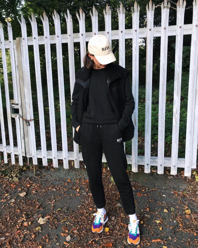 Fitted Sweatpants With Fleece Vest And Colorful Sneakers — Black Sweatpants Outfit
