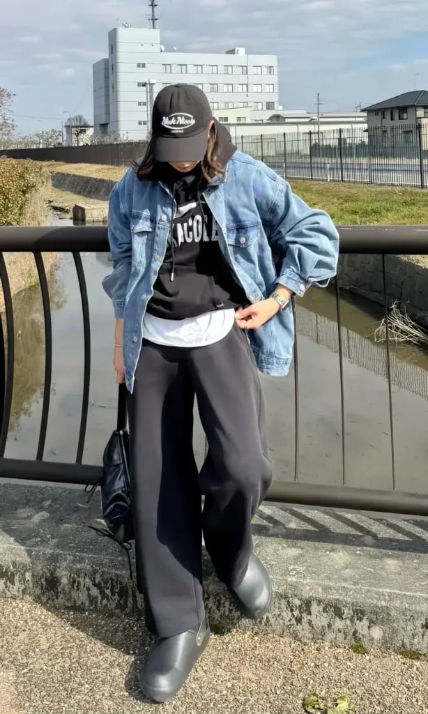 Oversized Denim Jacket Over Sweatpants — Black Sweatpants Outfit