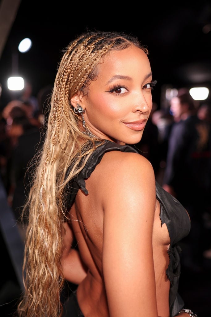 Mid-Back Wavy Braids Ash Blonde Highlights — Blonde Braids