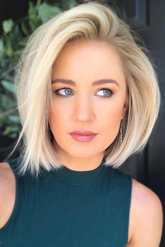 Wavy Ash Blonde Bob With Highlighted Bangs, Chin — Blonde Short Hair