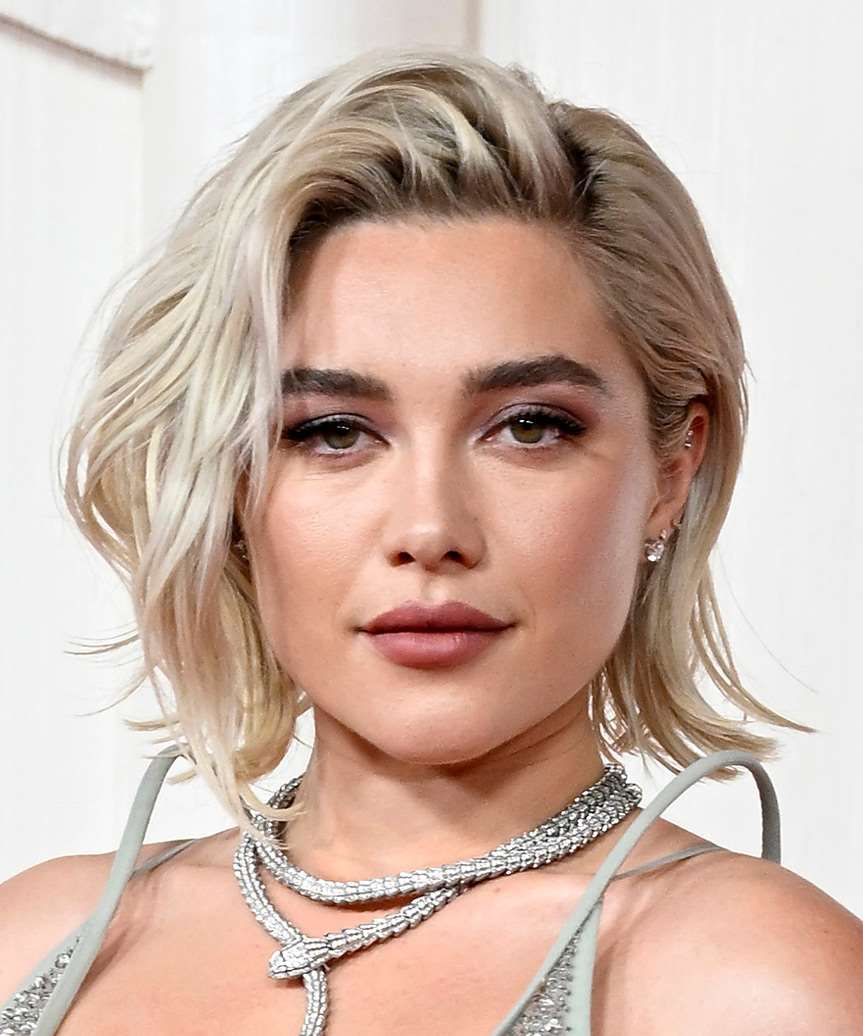 Textured Light Blonde Bob With Side-Swept Bangs — Blonde Short Hair