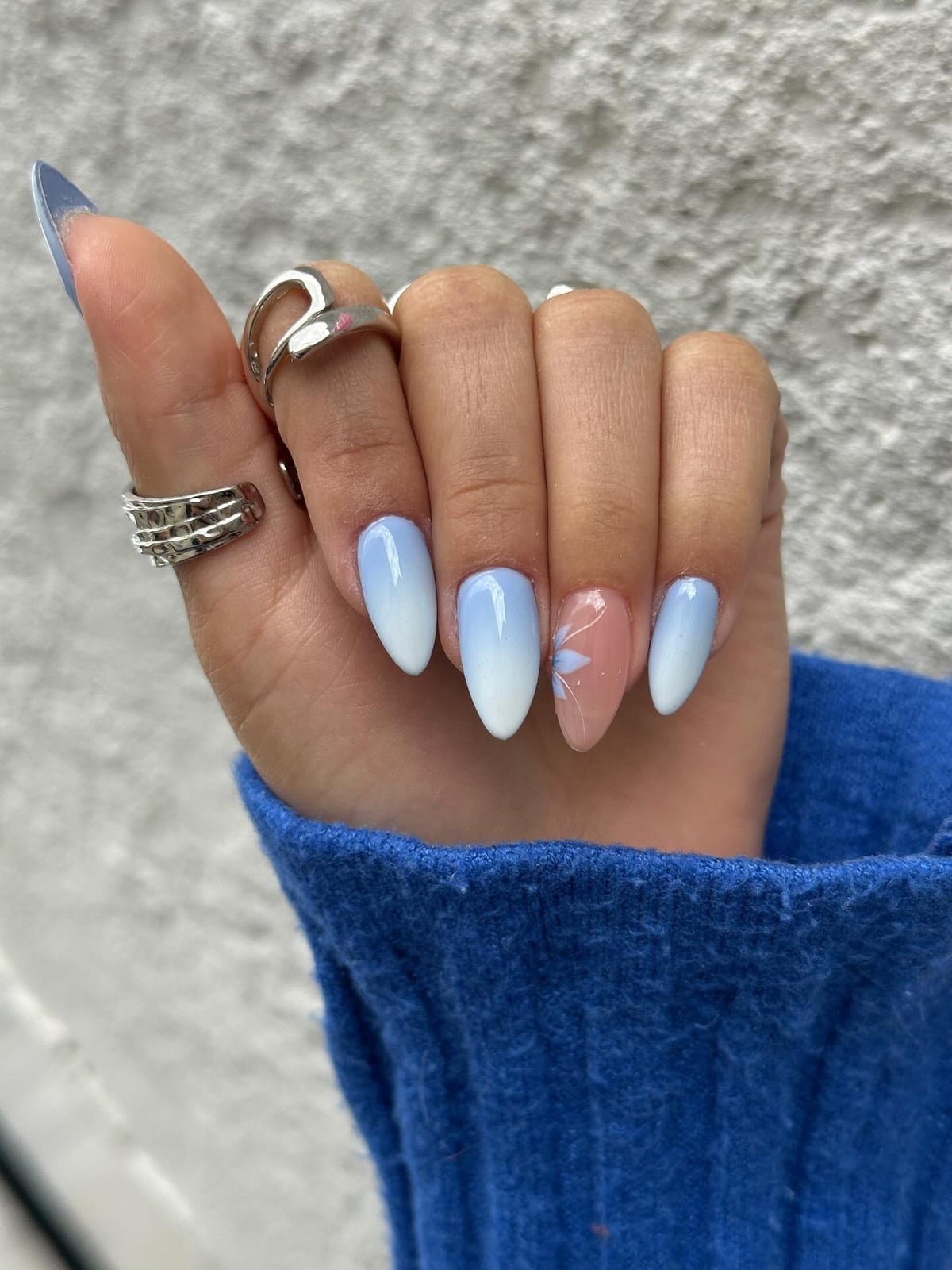 Sheer Pink Base 3D Floral Blue Accent Short Almond Nails Sheer Pink Base 3D Floral Blue Accent Short Almond Nails — Blue Almond Nails