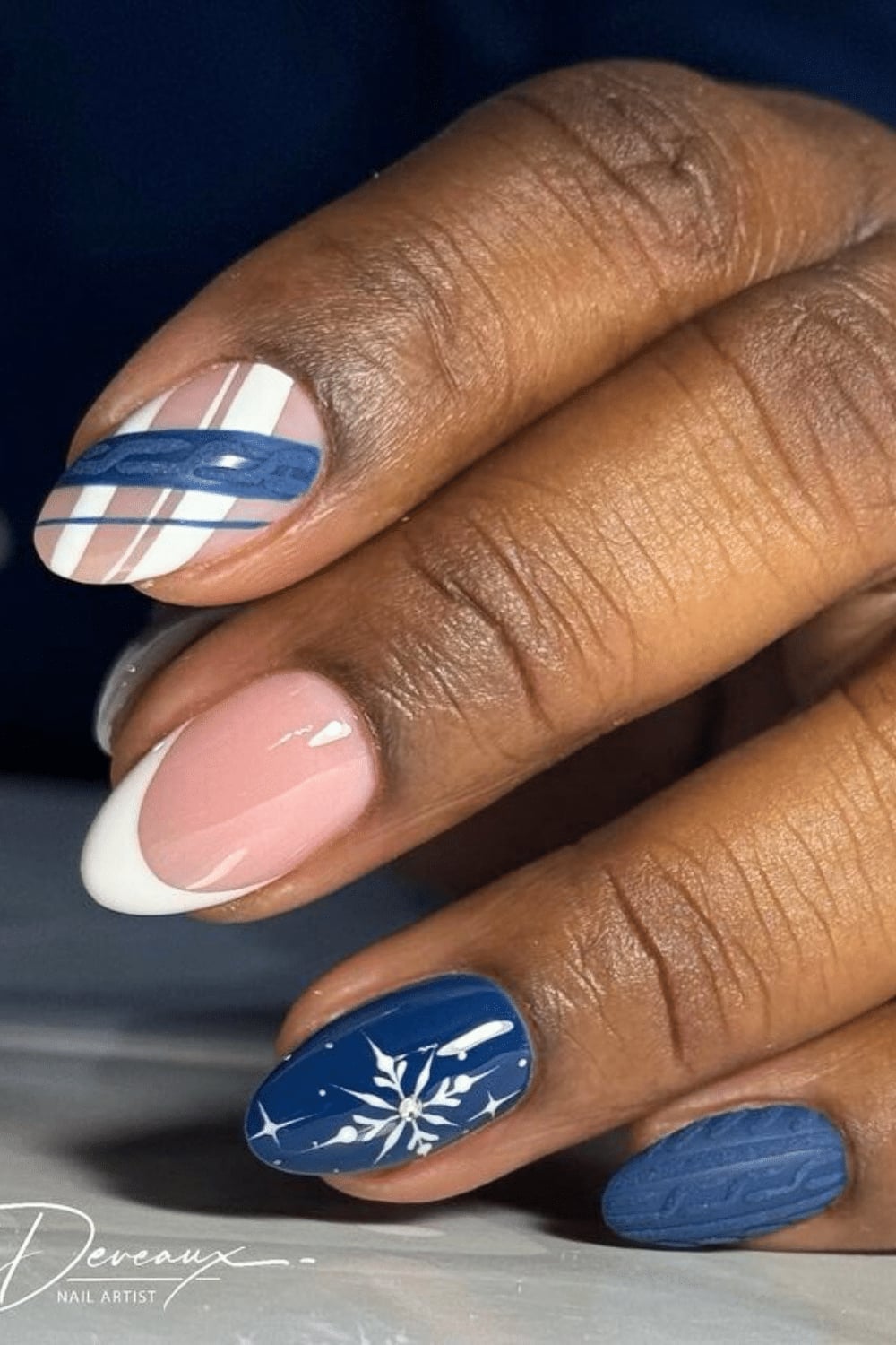 Medium Almond Blue Cable Knit Snowflake French Nails, темно-синий Medium Almond Blue Cable Knit Snowflake French Nails, темно-синий — Blue Christmas Nails