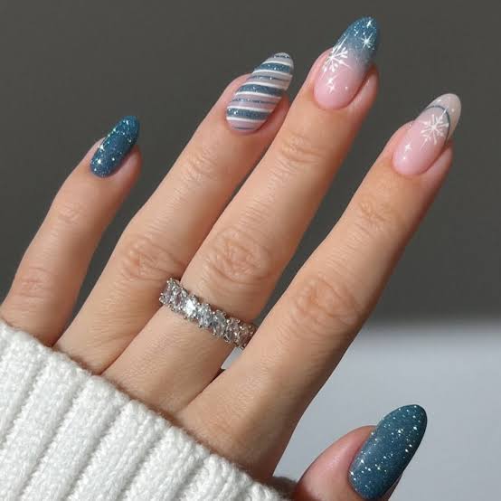 Medium Almond Gradient Matte Shimmer Blue Snowflakes, темно-синий Medium Almond Gradient Matte Shimmer Blue Snowflakes, темно-синий — Blue Winter Nails