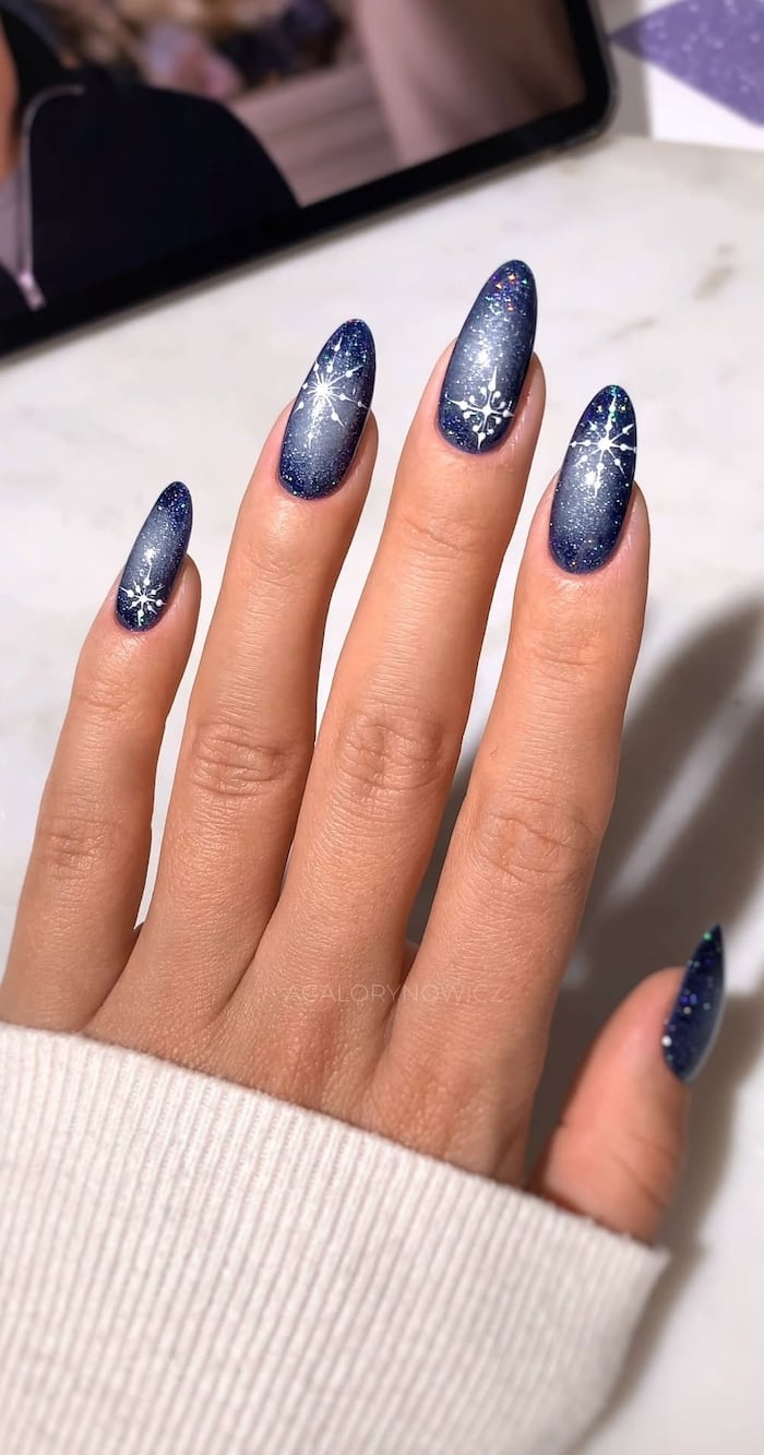 Medium Oval Deep Blue Night Sky Snowflake Nails Medium Oval Deep Blue Night Sky Snowflake Nails — Blue Winter Nails