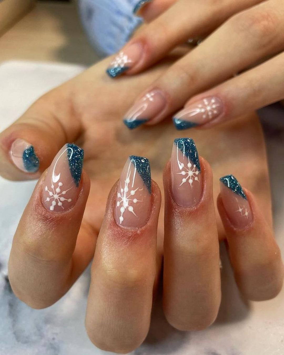 Medium Oval Deep Blue Glitter Snowflake Nails Medium Oval Deep Blue Glitter Snowflake Nails — Blue Winter Nails