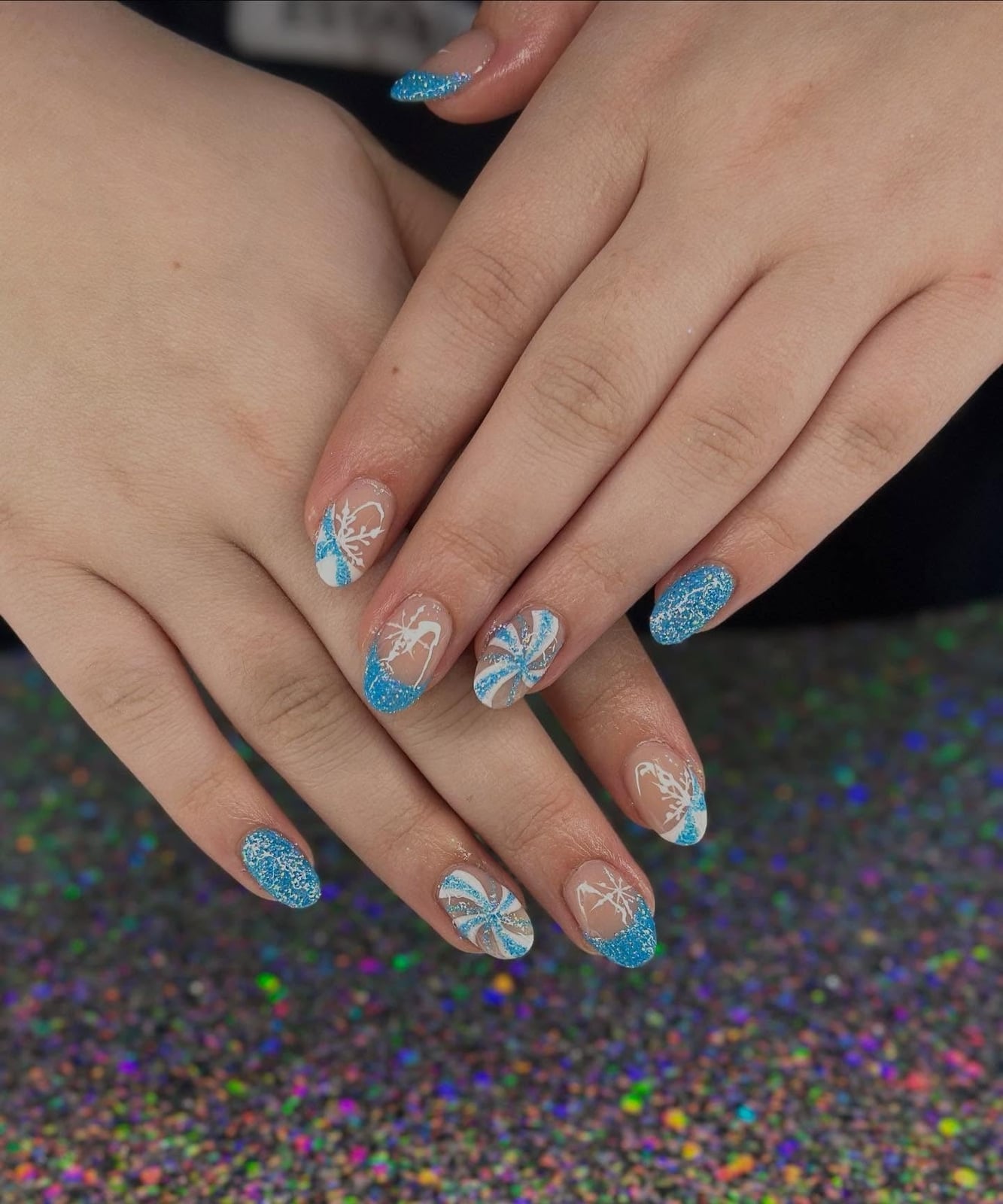 Short Oval Bright Blue Glitter Tip Snowflake Nails Short Oval Bright Blue Glitter Tip Snowflake Nails — Blue Winter Nails