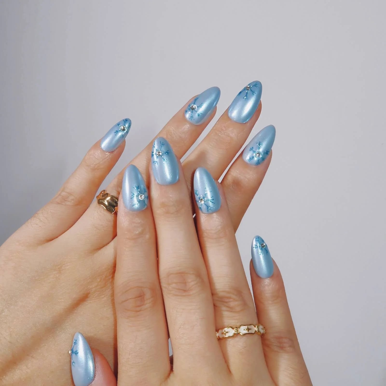 Pale Shimmer Blue Almond Nails with Accents Pale Shimmer Blue Almond Nails with Accents — Blue Winter Nails