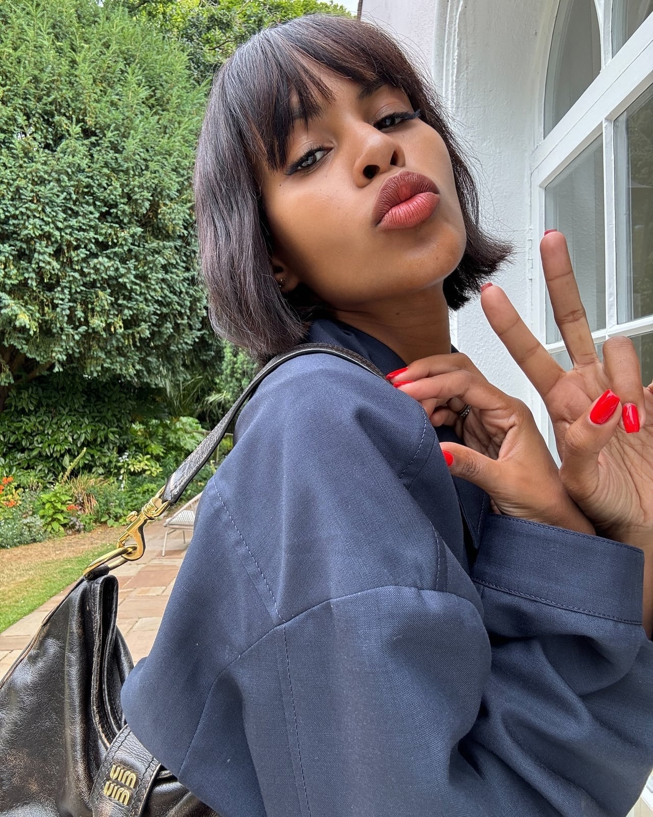 Layered Chin Bob With Outward Flick — Bob Haircuts