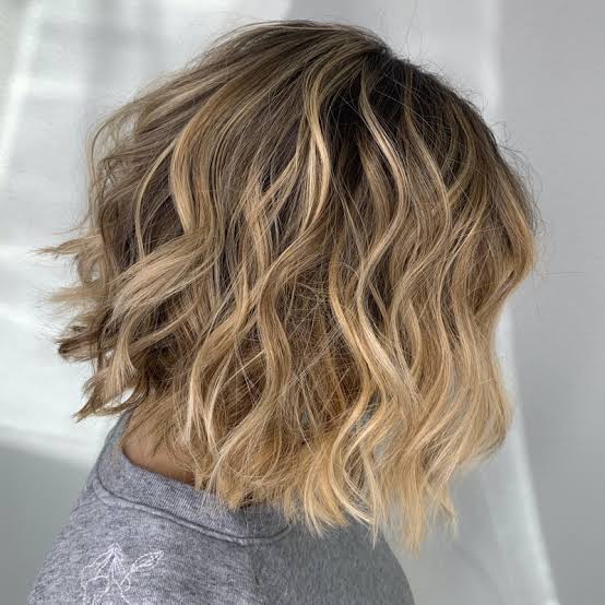Collarbone Wavy Bob With Dimension — Bob with Curls